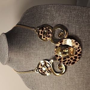 Gold and brown tiger striped necklace with gold earrings